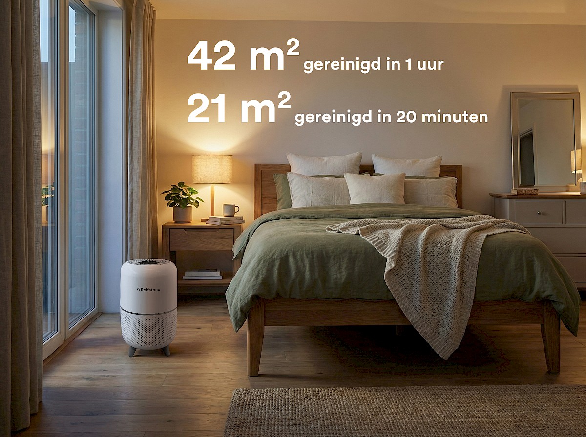 Sfeervolle slaapkamer met houten bed, groene dekens en nachtlampjes; links naast het bed staat een luchtreiniger. In beeld staat de tekst: “42 m² gereinigd in 1 uur” en “21 m² gereinigd in 20 minuten”.
